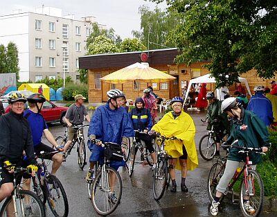 Účastníci cyklistického pelotonu zastiženi deštěm v Konstantinových Lázních