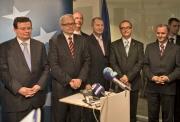 Vicepremier Vondra s hejtmany na tiskové konferenci při otevírání Českého domu v Bruselu
