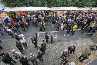 Street Party v Bruselu - stánky se otevírají...
