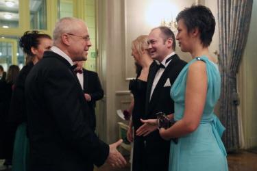 Dnes již bývalý eurokomisař Vladimír Špidla se vítá s hejtmanem Michalem Haškem a jeho paní