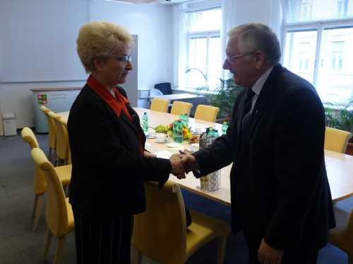 Hejtmanka Plzeňského kraje Milada Emmerová vítá ukrajinského velvyslance v ČR Ivana Hrycaka