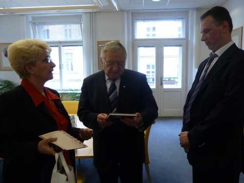 Hejtmanka Milada Emmerová předává návštěvě dary