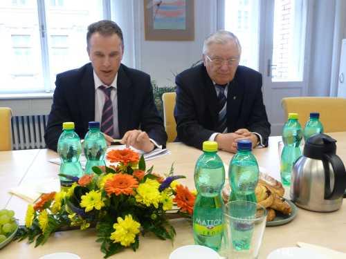 Tajemník velvyslanectví Ukrajiny Mikhail Kovbasa a ukrajinský velvyslanec Ivan Hrycak